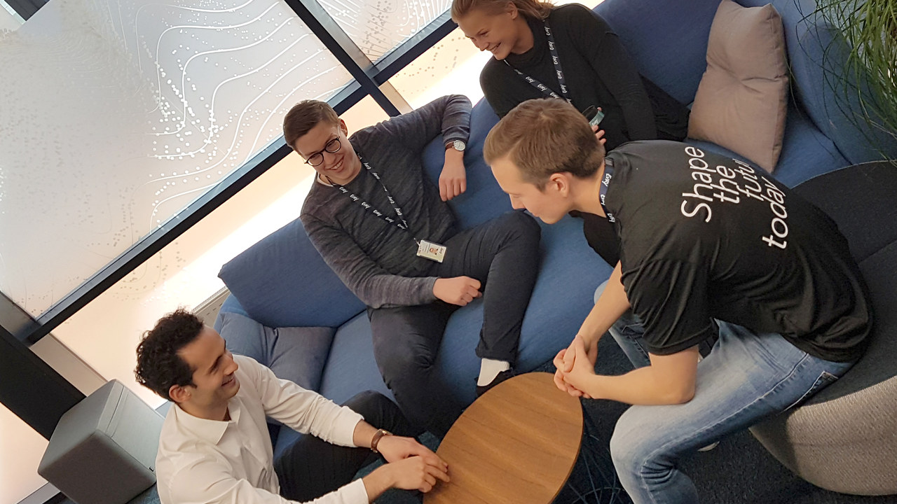 Evry-praktikantene Bjarte, Ylva, Mergim og Erik brukte designtenking for å utvikle en gründer-app i samarbeid med Abelia.