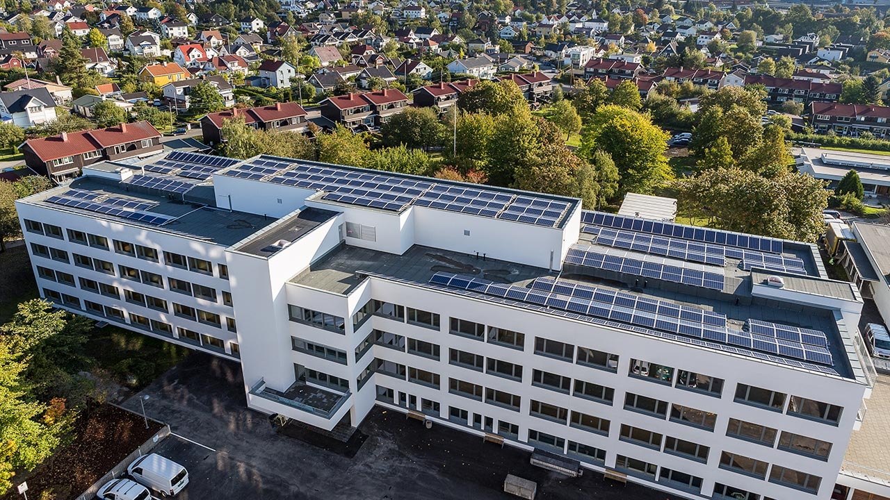 Solcellepanel installert på taket til Økern Sykehjem.