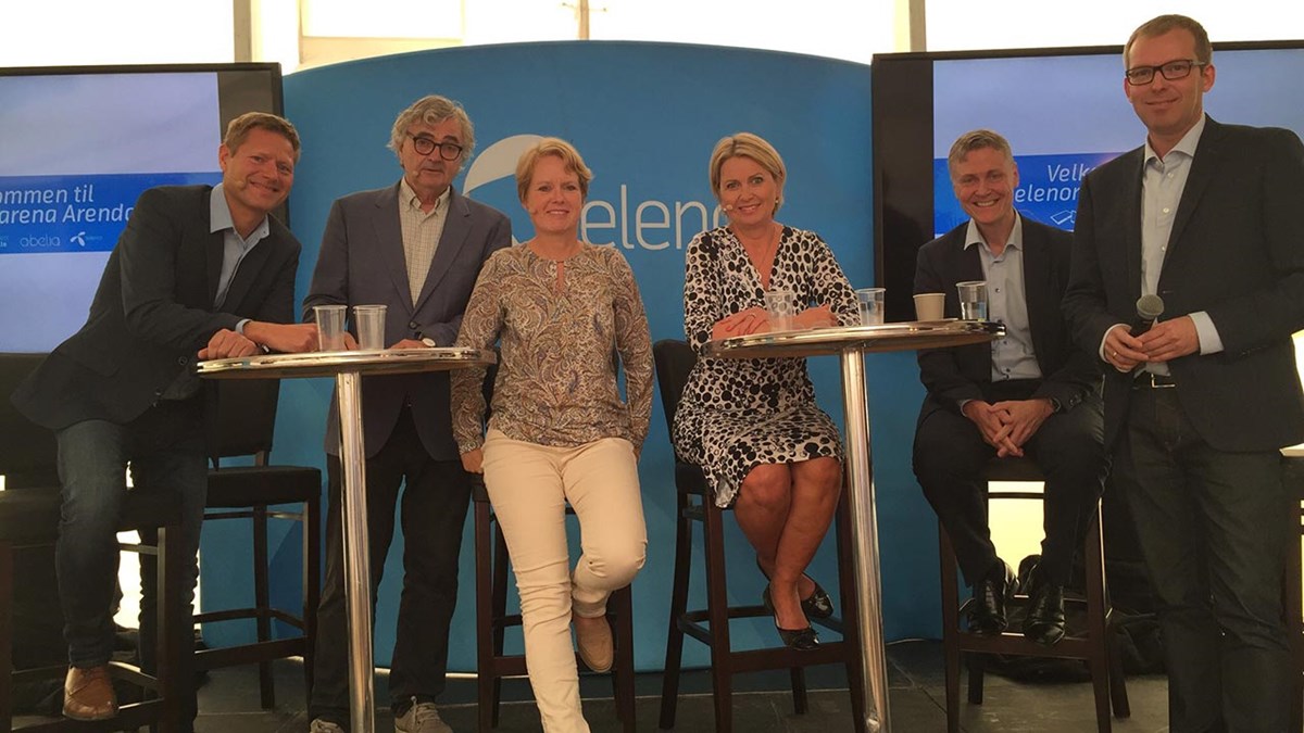 Bilde av alle paneldeltakerne i forskningsdebatten i Arendal