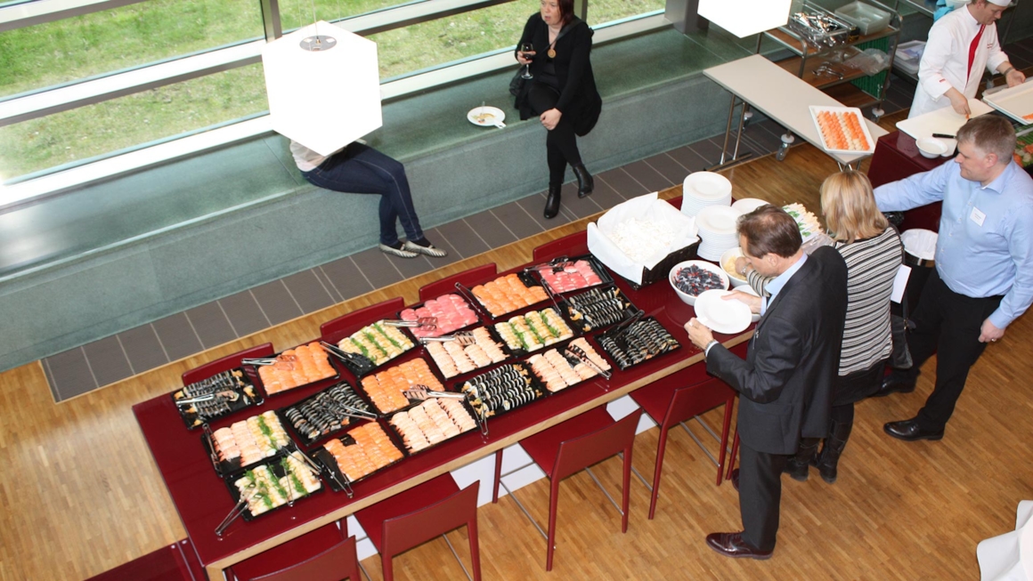 Sushi til alle etter konferansen.