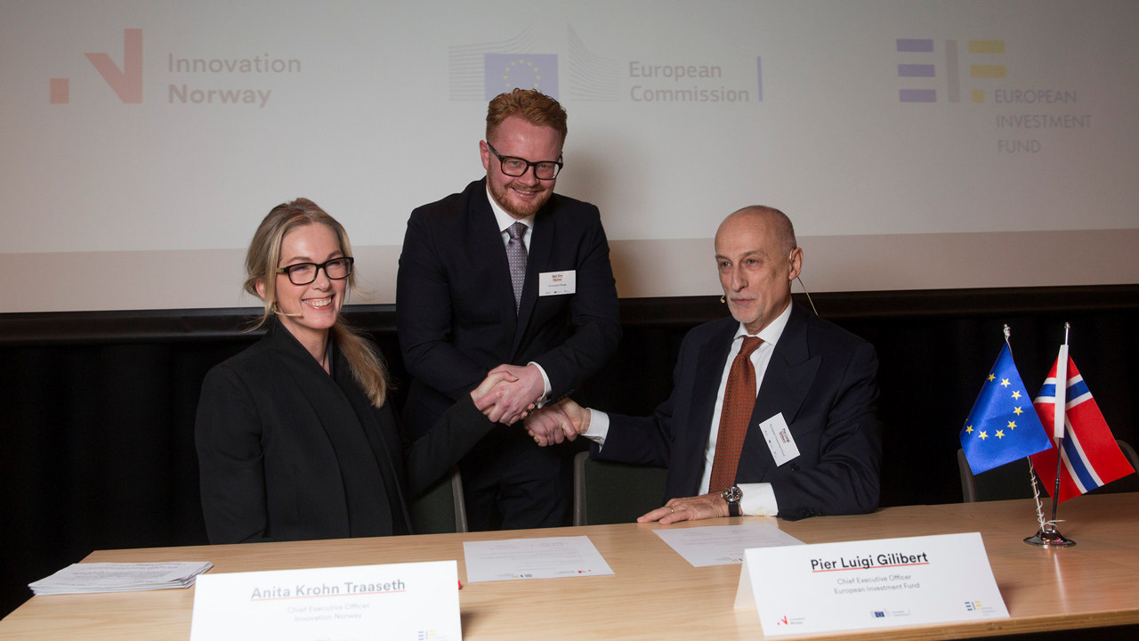 Anita Krohn Traaseth, Geir Ove Hansen og Pier Luigi Gilibert signerer avtale mellom Innovasjon Norge og Det europeiske investeringsfondet (EIF).