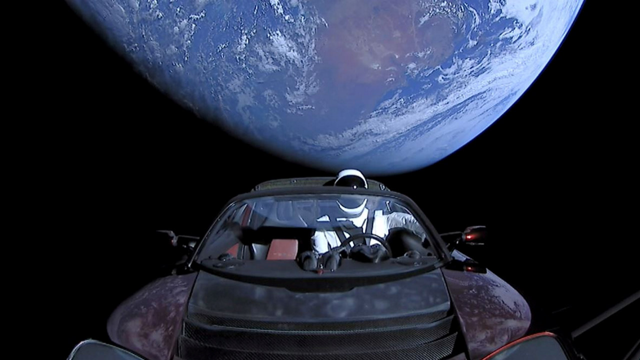 Illustrasjon av en Tesla Roadster i verdensrommet. Foto: SpaceX