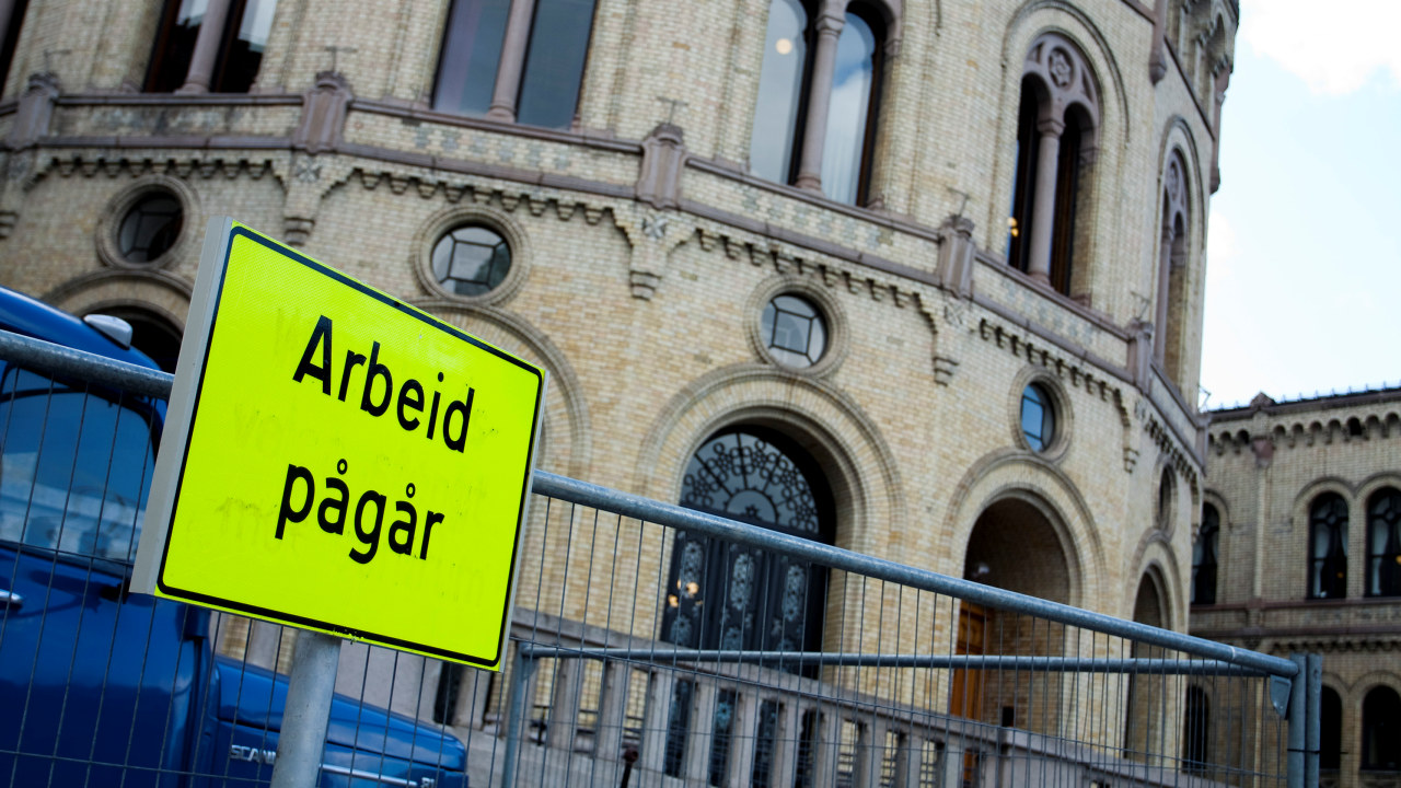 Illustrasjonsbilde av Stortinget med skilt "Arbeid pågår" foran.