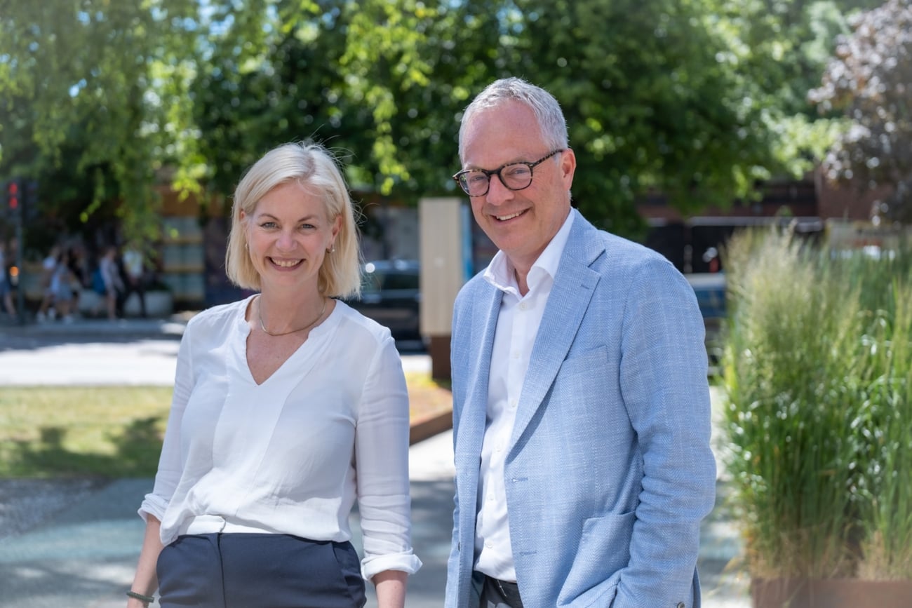 En dame og en mann står sammen oppstilt