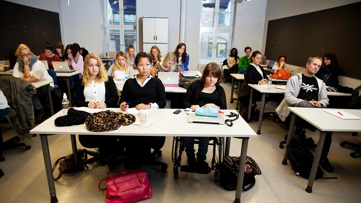Bilde av elever i et klasserom