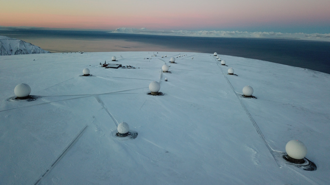 Kongsberg Satellite Services nedlastingsstasjon på Svalbard. Foto: KSAT / Kjetil Slettnes