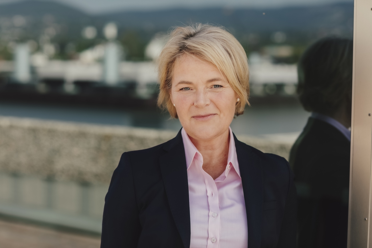 Eline Oftedal, leder for innovasjon og næringsutvikling i Abelia. Foto: Kvinne ser i kamera