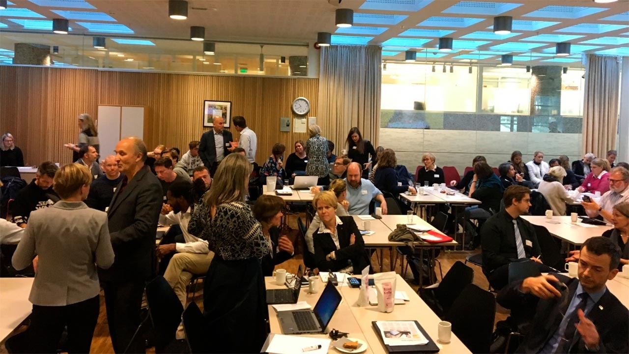 En konferansesal full av mennesker