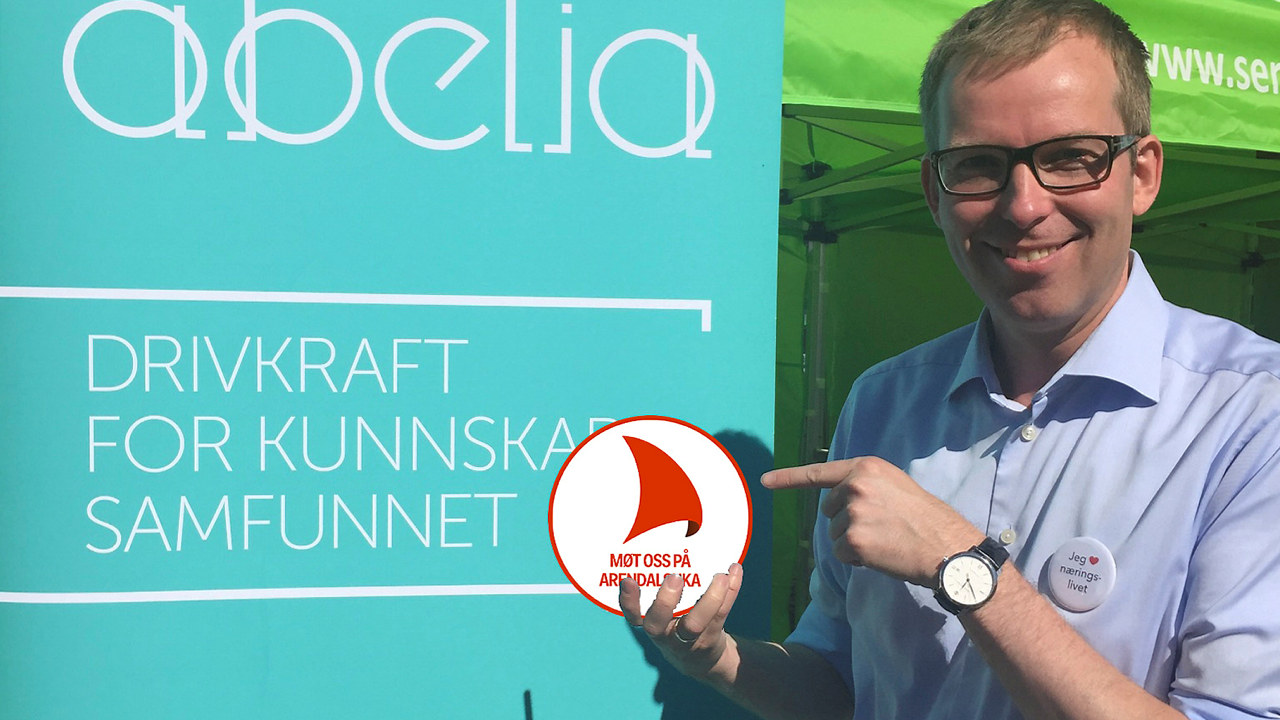 Håkon Haugli som holder logoen til Arendalsuka