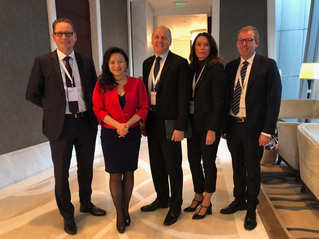 Konserndirektør Remi Eriksen i DNV GL, debattleder Cheng Lei fra CCTV-News, konsernsjef Sigve Brekke i Telenor, administrerende direktør Hege Skryseth i Kongsberg Digtal og administrerende direktør Håkon Haugli i Abelia var alle med på næringslivsseminaret i Beijing. 