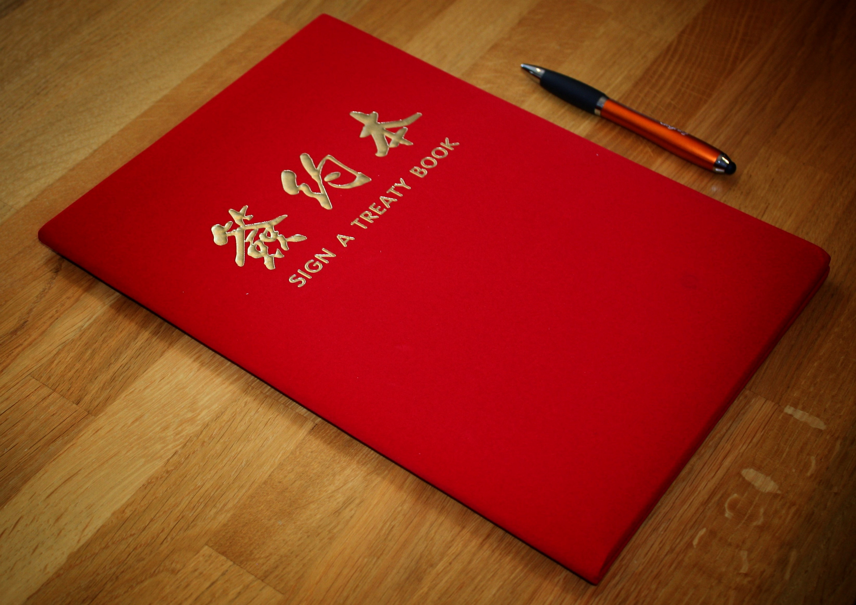 Signeringsbok for avtale mellom det norske helseteknologiselskapet Dignio og sykehuset St. Mount i Shanghai.