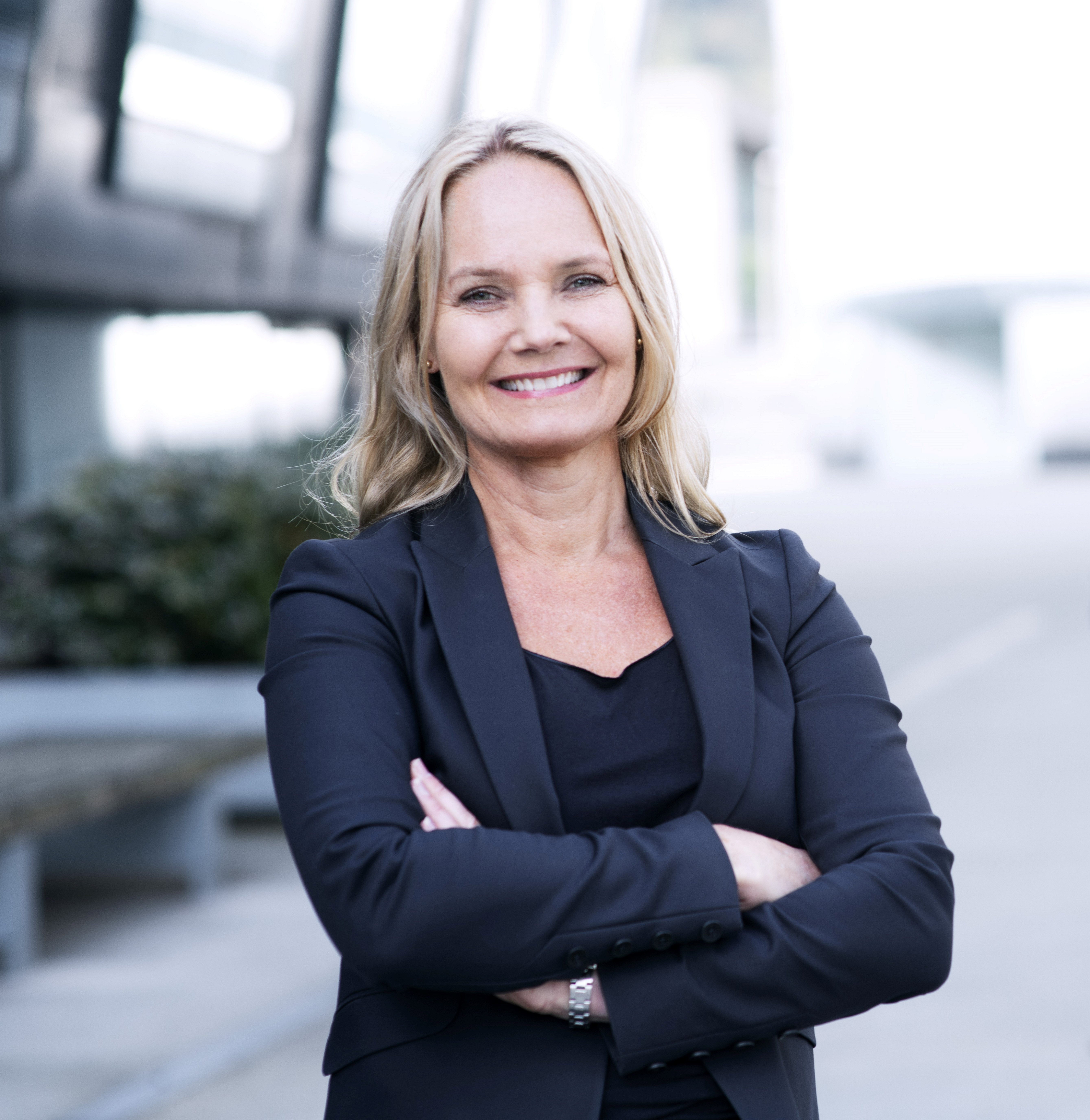 En dame med armene i kors