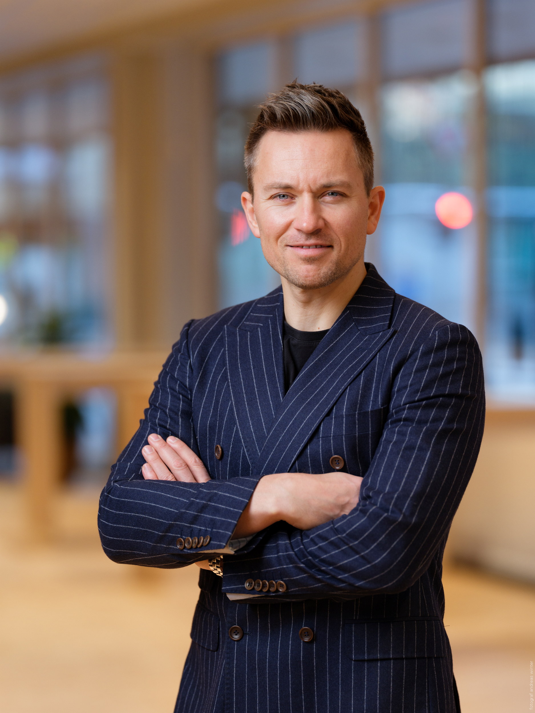 En mann med armene i kors