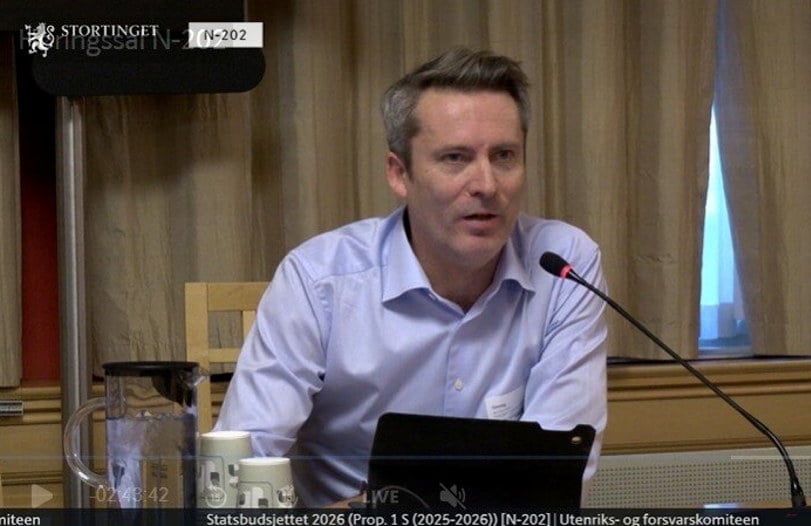 Daniel Ras Vidal representerer FIN på høring i utenriks- og forsvarskomiteen