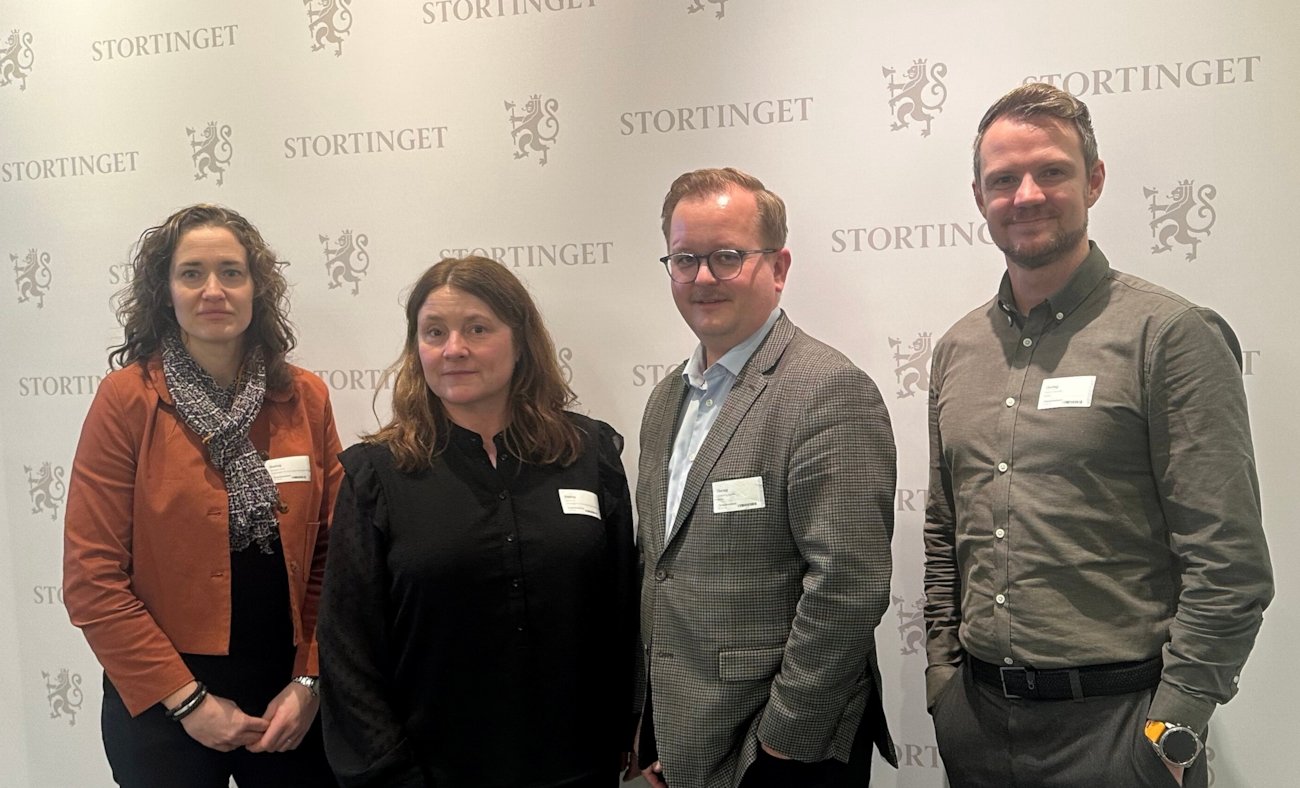 To kvinner og to menn på høring i finanskomiteen