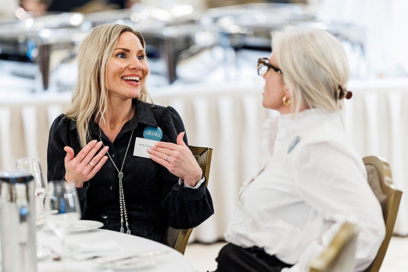 To kvinner snakker sammen