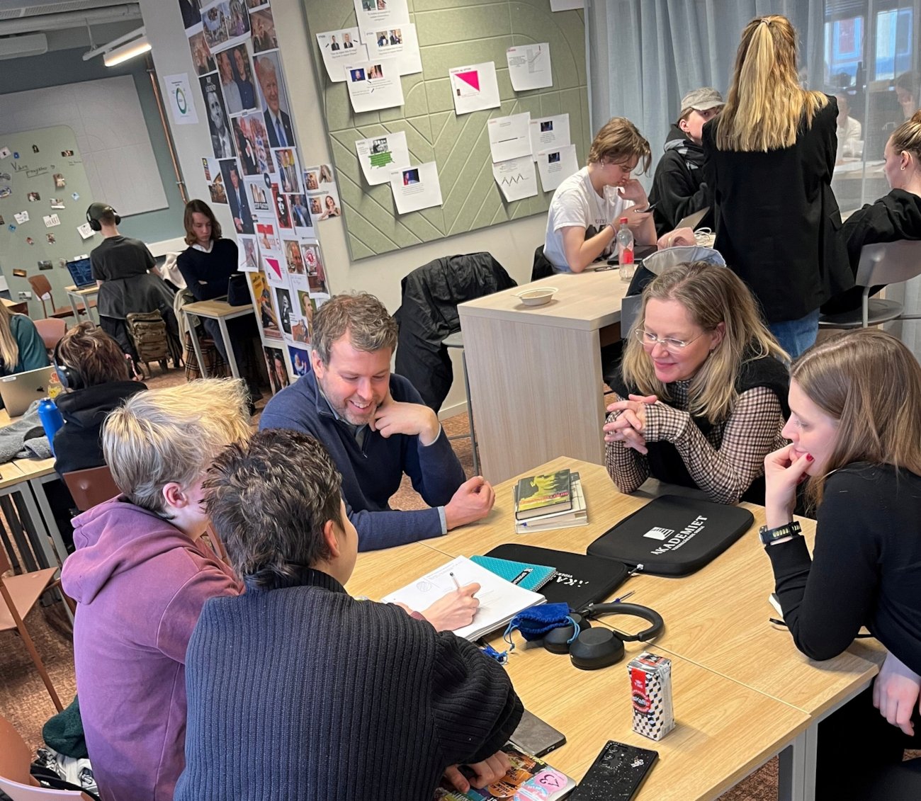 Bilde fra en læringssituasjon rundt et bord