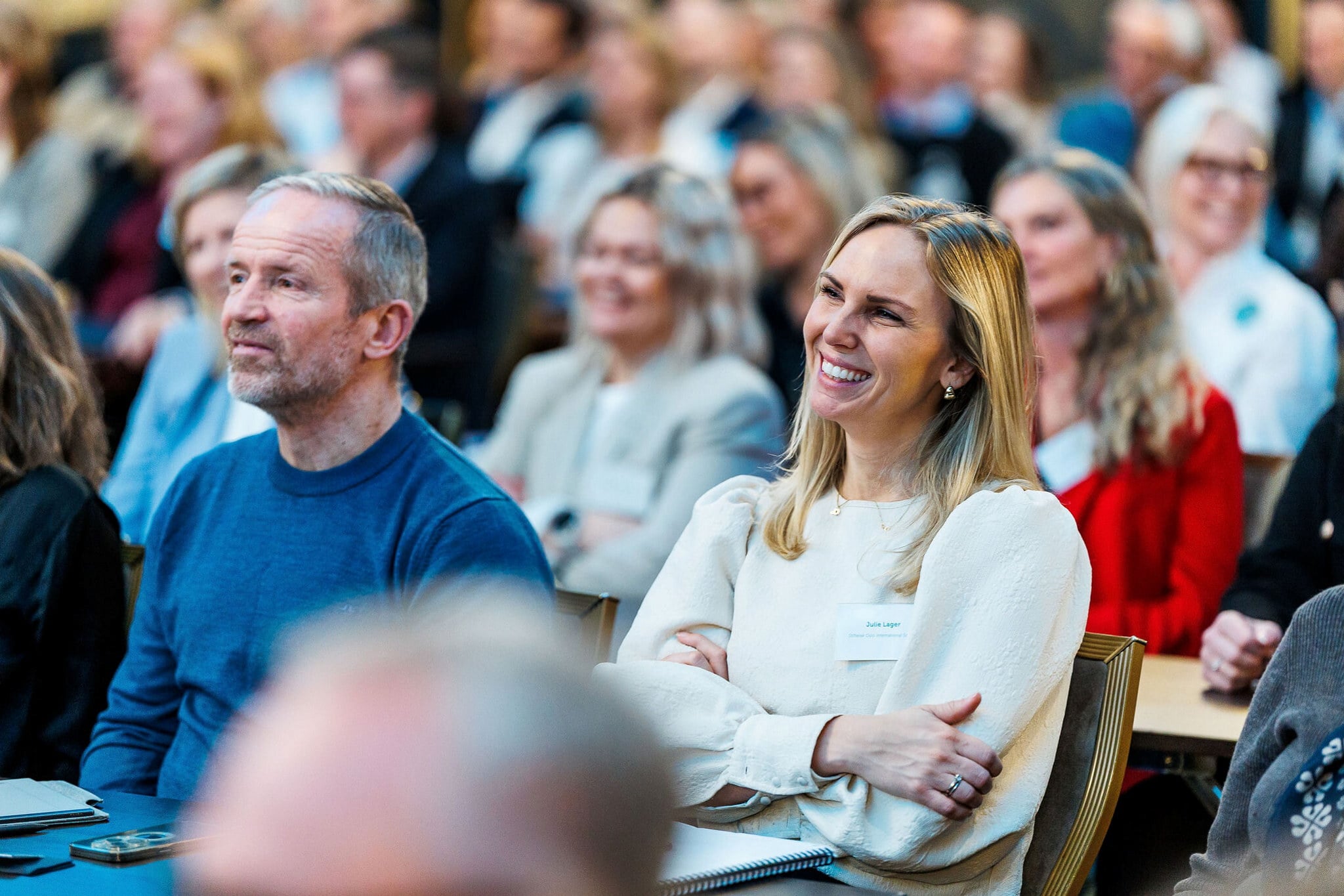 To personer på HR-konferansen 2025 som ler.