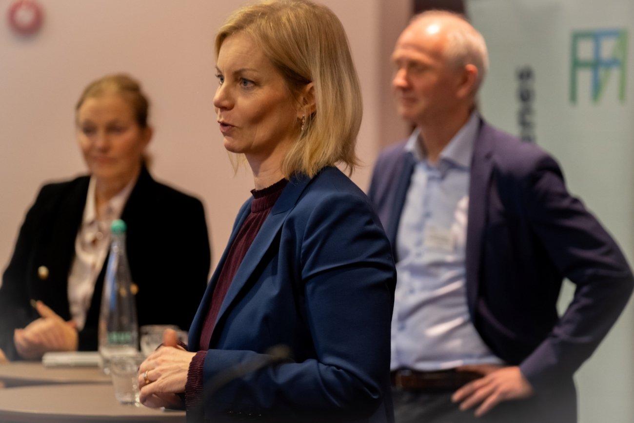 To kvinner og en mann diskuterer