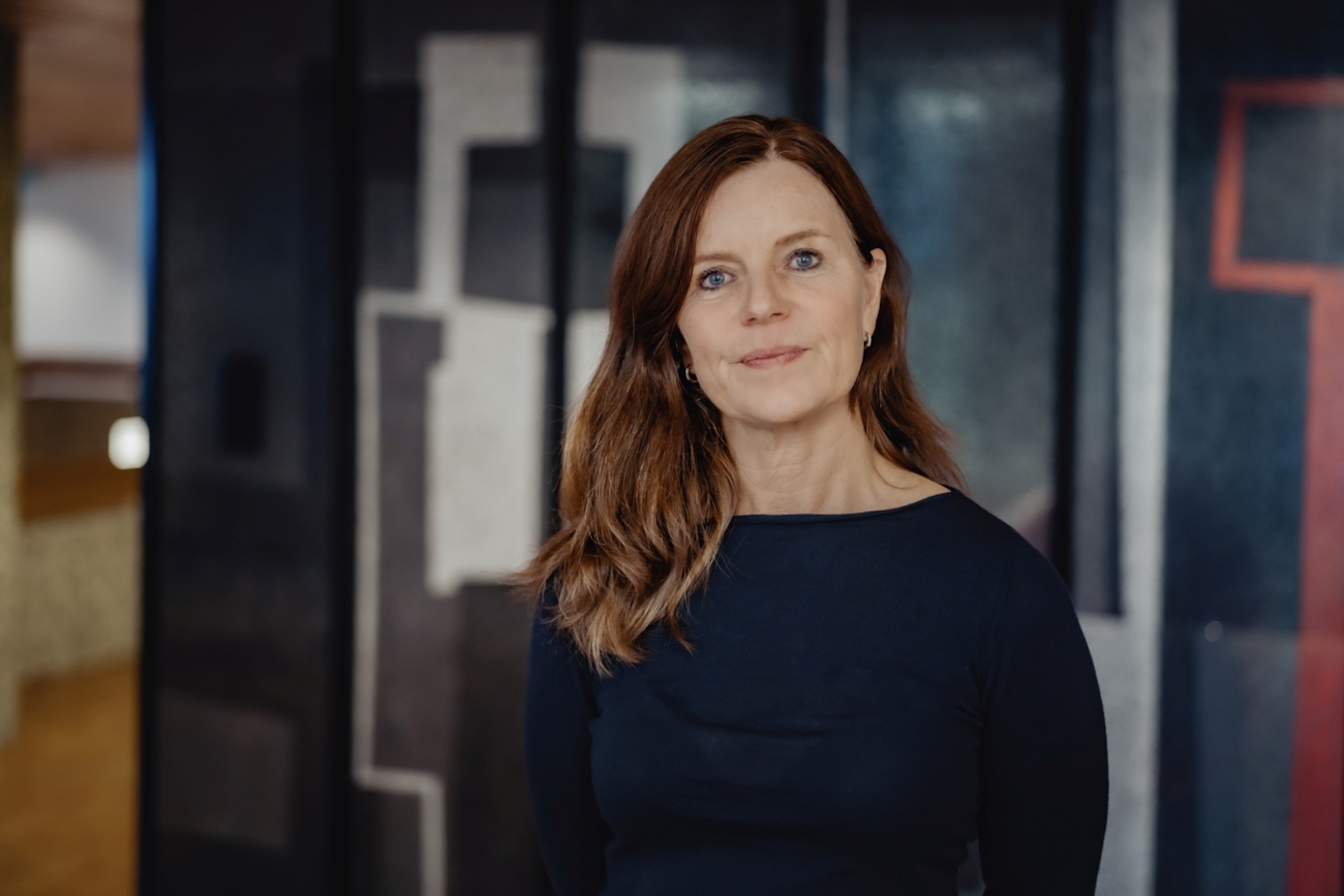 Stående kvinne.