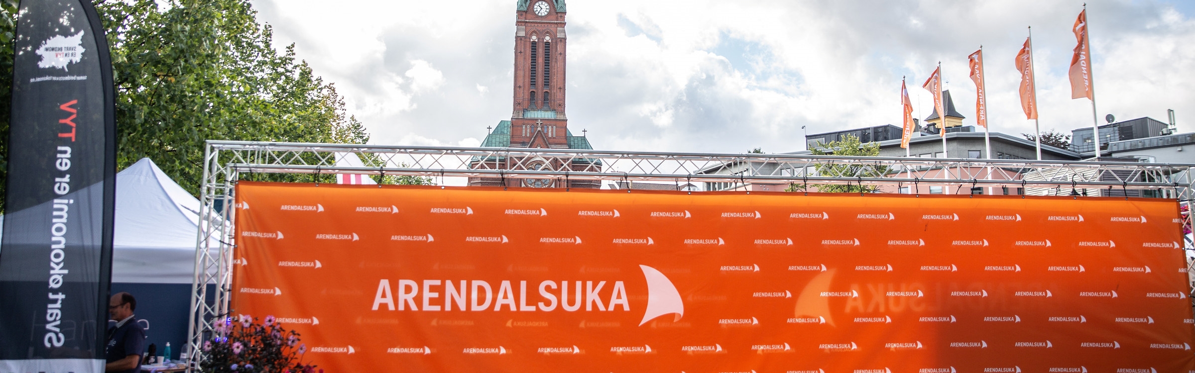 Bilde av et langt Arendalsukabanner