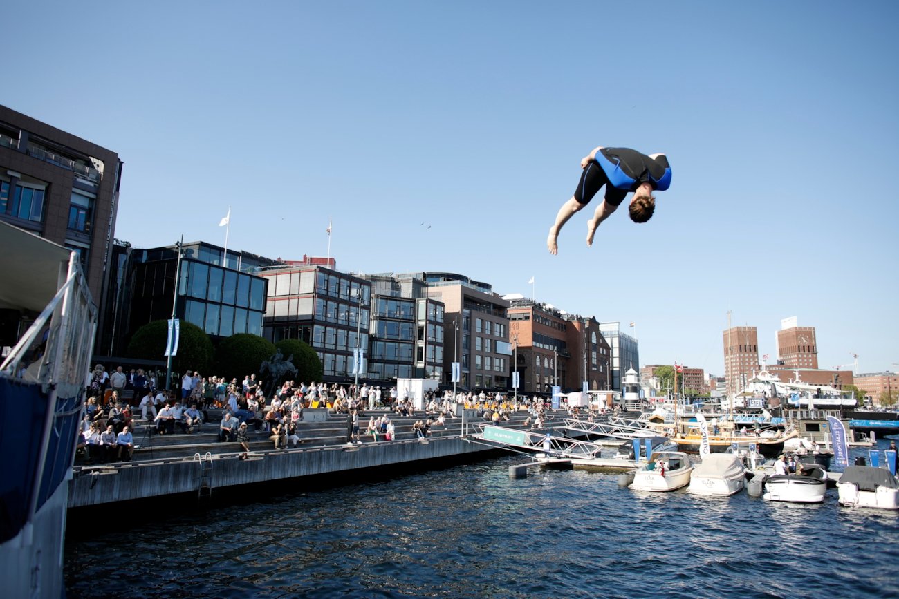 En dame flyr i luften ved Aker Bryggen etter å ha blitt skutt ut av en katapult.