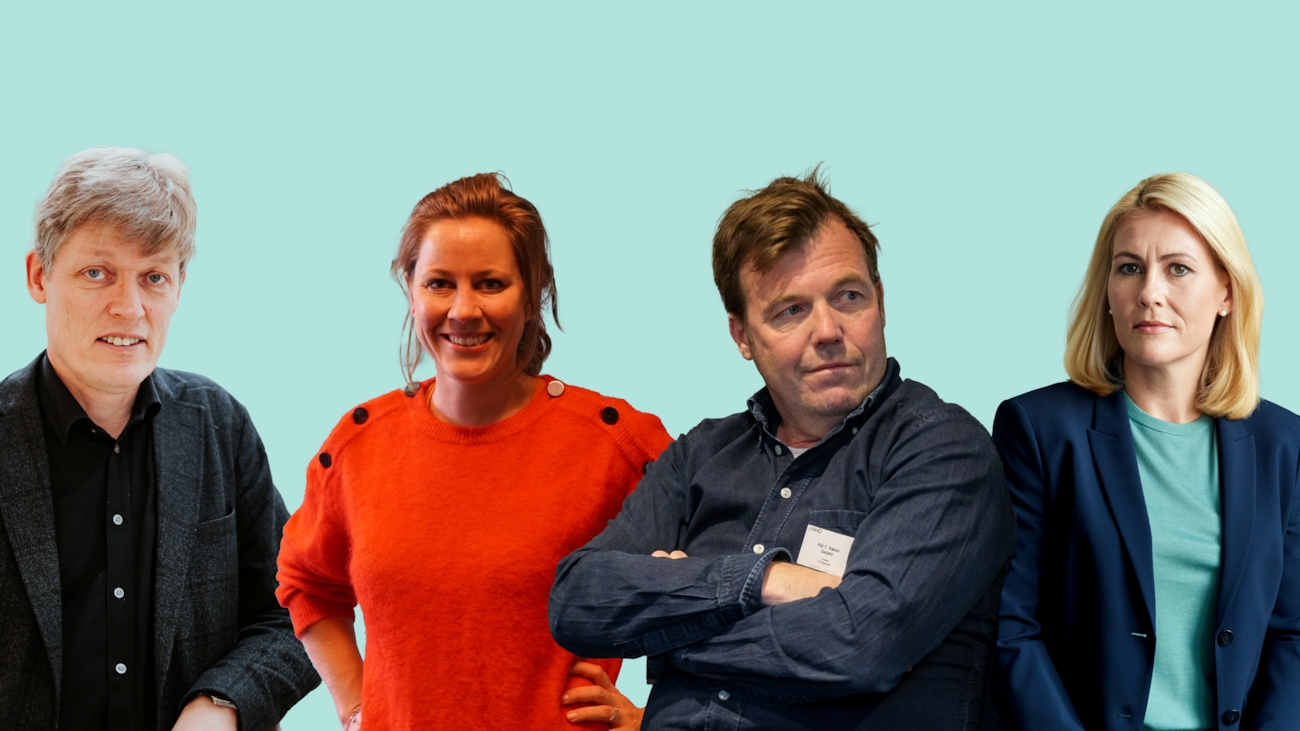 To menn og to damer med lyseblå bakgrunn