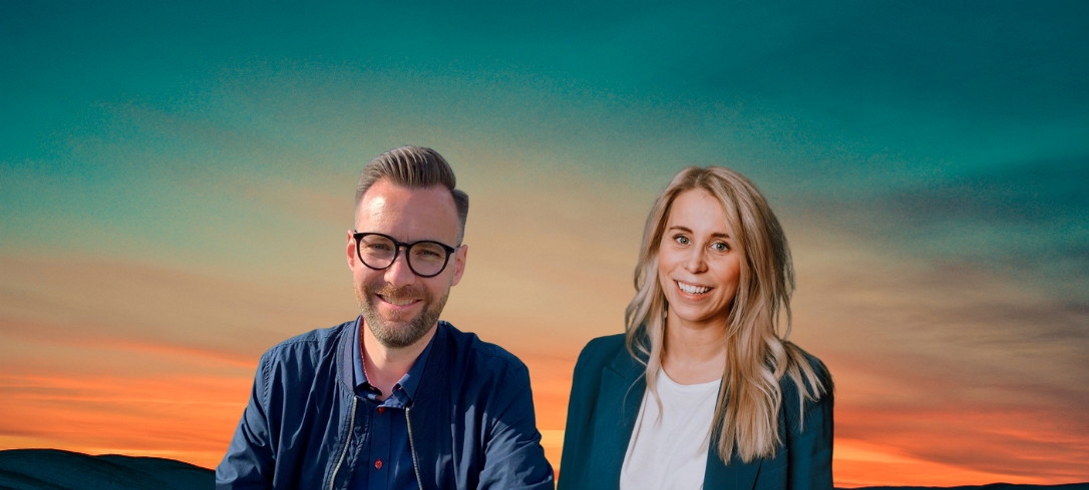 En mann og en dame med bakgrunn som er solnedgang.