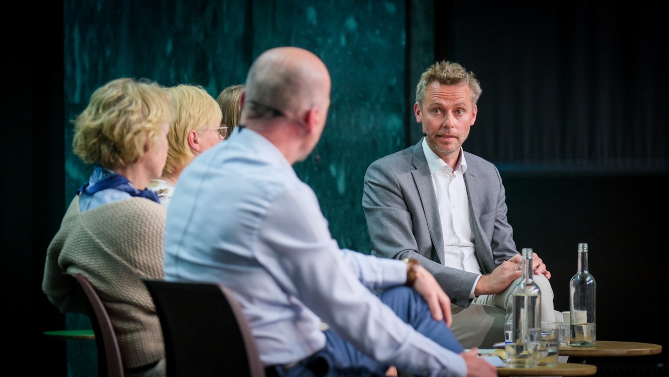 En panelsamtale med menn og kvinner.